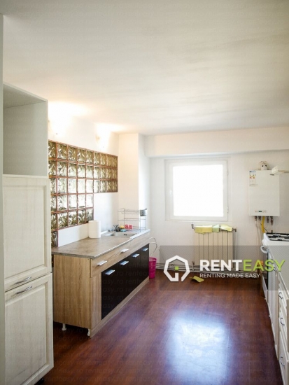 Apartament spatios cu 3 camere decomandat de inchiriat in zona Pacurari