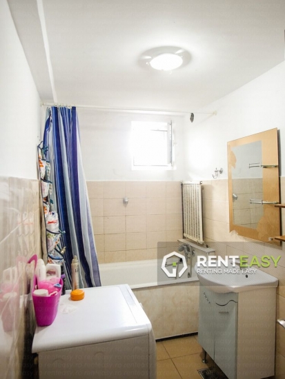 Apartament cu 4 camere de inchiriat la casa situat in zona Sarariei