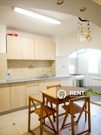 Apartament cu 4 camere de inchiriat in zona Moldova Mall
