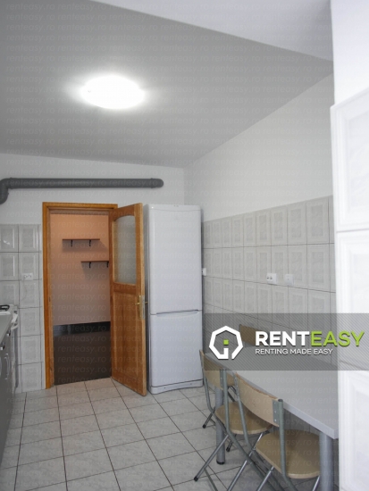 Apartament cu trei camere de inchiriat ,zona Podul de Fier 