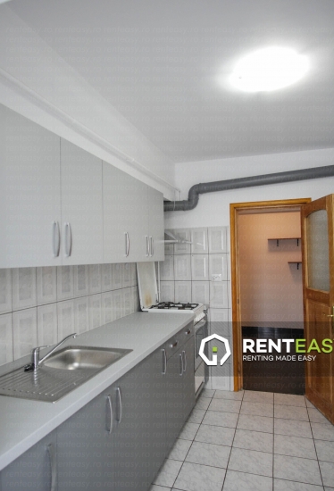 Apartament cu trei camere de inchiriat ,zona Podul de Fier 