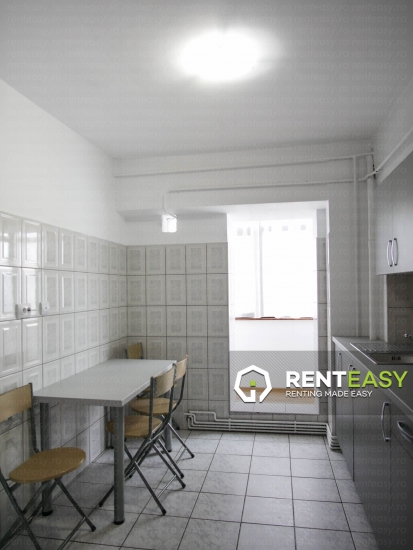 Apartament cu trei camere de inchiriat ,zona Podul de Fier 