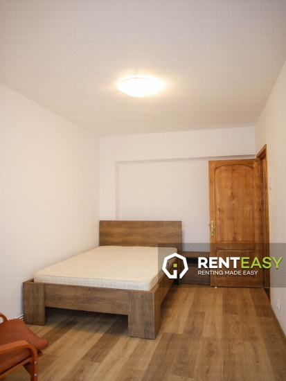 Apartament cu trei camere de inchiriat ,zona Podul de Fier 