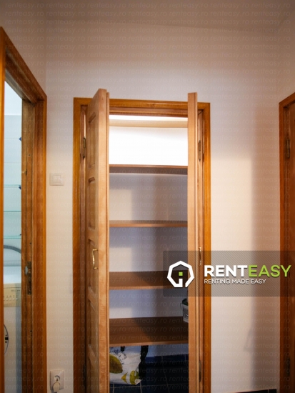 Apartament cu trei camere de inchiriat ,zona Podul de Fier 