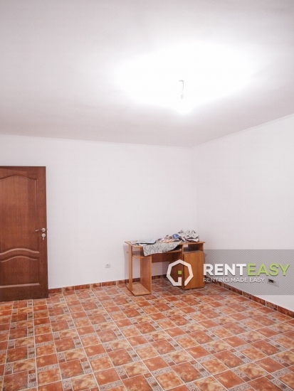 Apartament cu 2 camere nemobilat de inchiriat in Pacurari