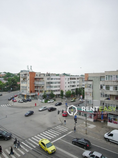 Apartament decomandat cu 3 Camere de inchiriat in zona Podul de Fier