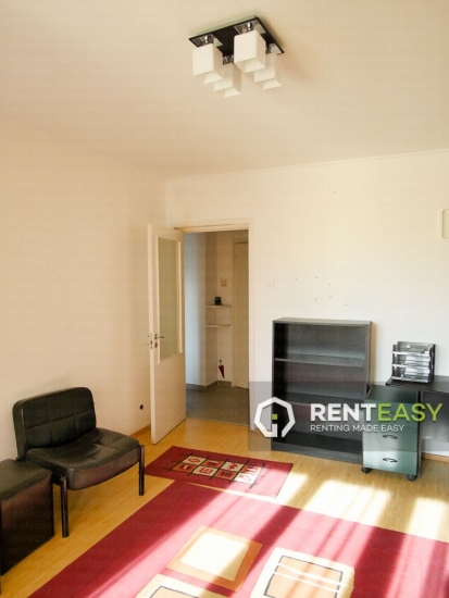 Apartament cu 3 Camere in Centru langa Moldova de Inchiriat