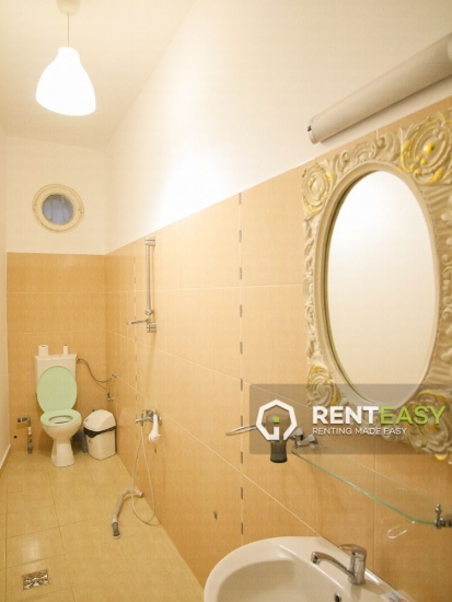 Apartament cu 3 Camere la Casa de Inchiriat in Sararie